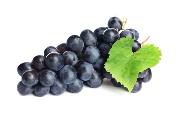 Świeże Dojrzałe Soczyste Winogrona Izolowane Białym — Zdjęcie stockowe