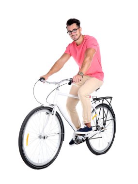 Yakışıklı genç hipster adam binicilik bisiklet beyaz arka plan üzerinde