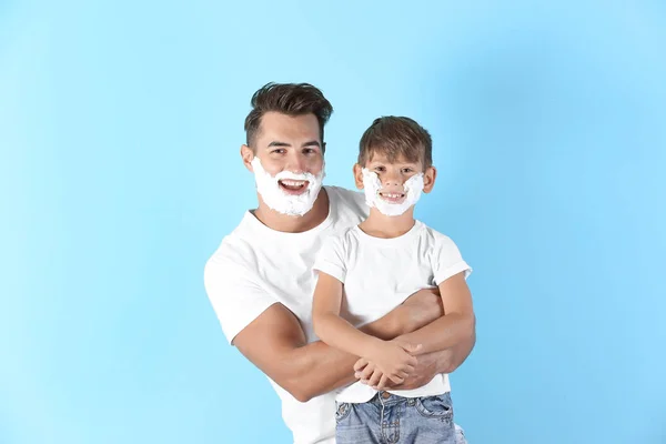 Padre Hijo Con Espuma Afeitar Caras Contra Fondo Color — Foto de Stock