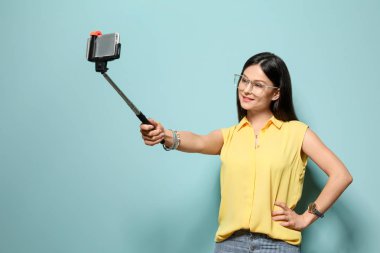 Çekici genç kadın selfie beyaz zemin üzerine alarak