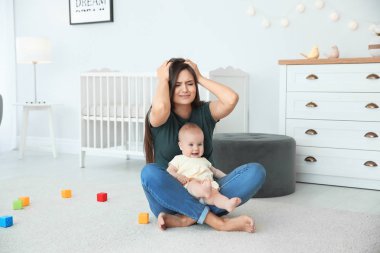 Genç Anne Doğum sonrası depresyon ve küçük bebek odasında acı