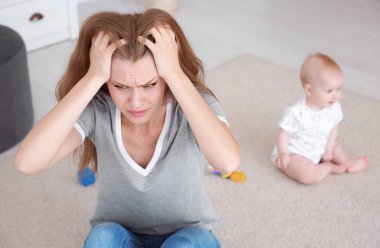 Genç Anne Doğum sonrası depresyon ve küçük bebek odasında acı
