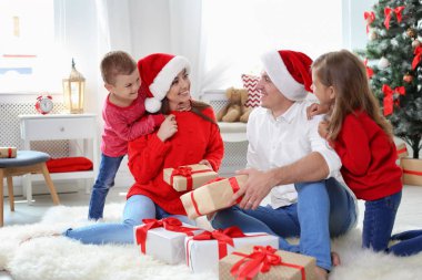 Mutlu anne ve çocuk evde Noel ağacı yakınındaki eğleniyor