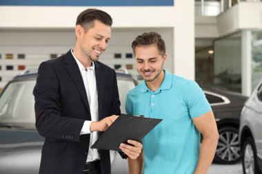 Satıcı genç adam araba salonda danışmanlık