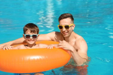 Mutlu baba ile oğlu Resort'ta yüzme havuzunda