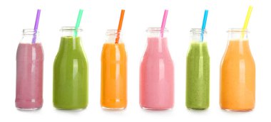 Beyaz arka plan üzerinde taze lezzetli smoothies ile şişe