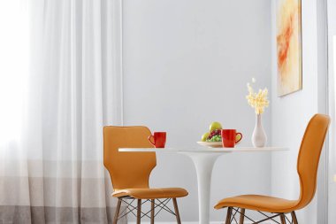 Bebek odası iç renk duvarının yakınında beşik ile