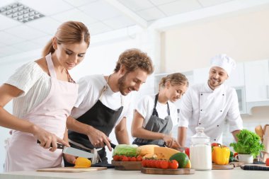 Yemek kursları, insan ve kadın şef Grup
