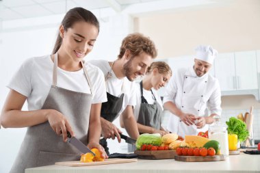 Yemek kursları, insan ve kadın şef Grup