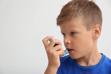 Astım inhaler masada kapalı olan küçük çocuk