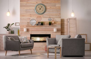 Rahat oturma odası iç rahat mobilyalar ve dekoratif şömine