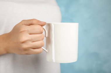 Seramik Kupa renk arka plan üzerinde tutan kadın. Tasarım için alay