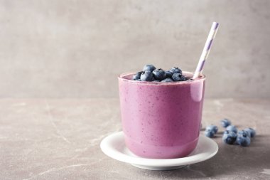 Cam blueberry smoothie gri tablosundaki ile. Metin için yer