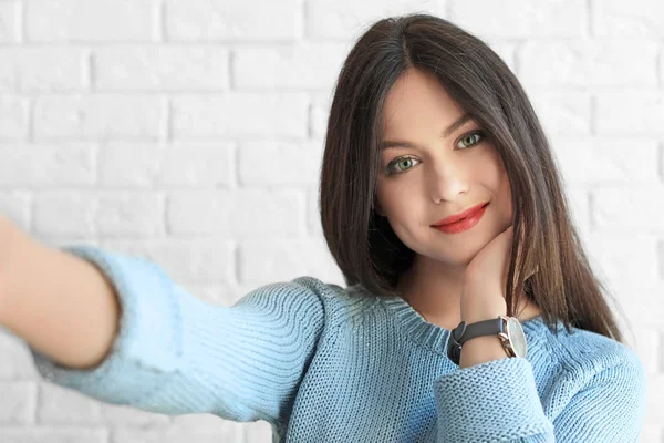 Atractivas Mujeres Jóvenes Tomando Selfie Sobre Fondo Blanco — Foto de Stock