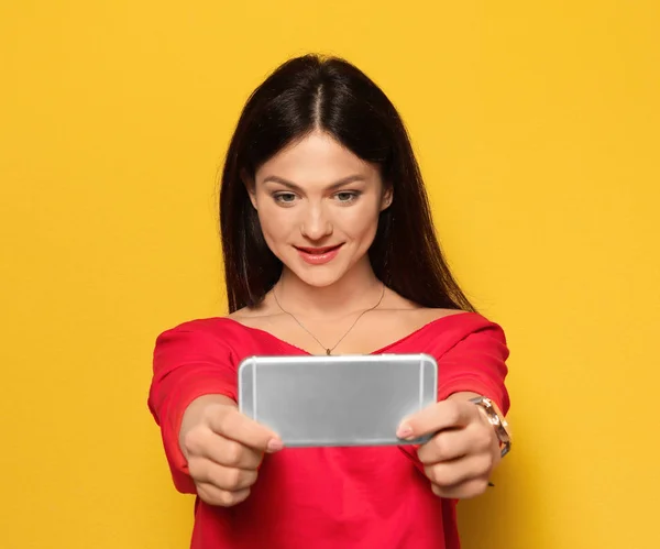 白い背景の上に Selfie を取る魅力的な若い女性 — ストック写真