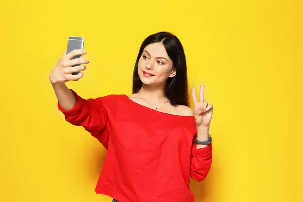 Jovens Mulheres Atraentes Tomando Selfie Fundo Branco — Fotografia de Stock