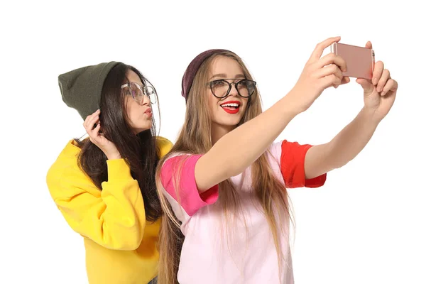 Jovens Mulheres Atraentes Tomando Selfie Fundo Branco — Fotografia de Stock