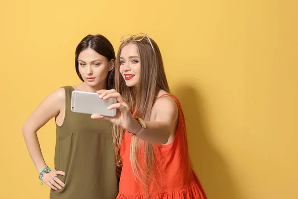 Atractivas Mujeres Jóvenes Tomando Selfie Sobre Fondo Color — Foto de Stock