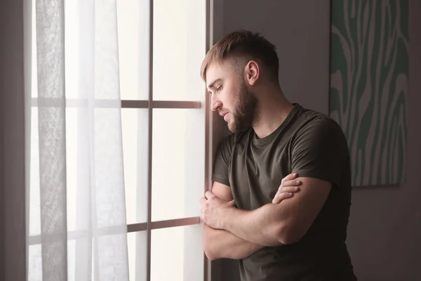 Depressieve Jongeman Bij Het Raam Thuis — Stockfoto