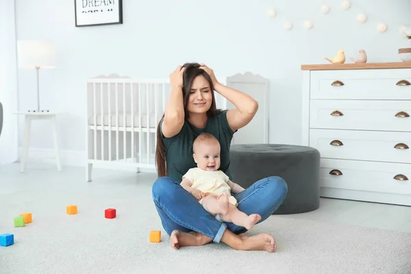 Joven Madre Que Sufre Depresión Postnatal Pequeño Bebé Habitación — Foto de Stock