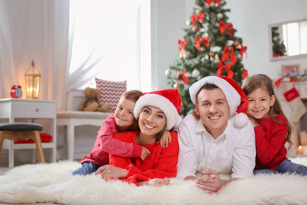 Padres Felices Niños Divirtiéndose Cerca Del Árbol Navidad Casa —  Fotos de Stock