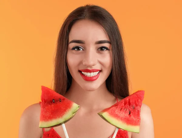 Mooie Jonge Vrouw Poseren Met Watermeloen Kleur Achtergrond — Stockfoto