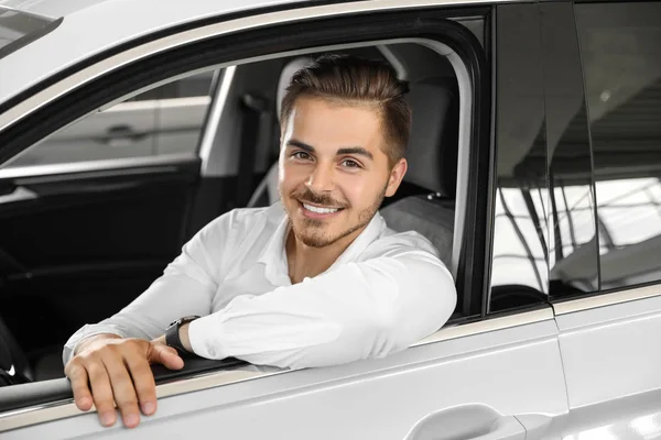 Hombre Joven Probando Coche Nuevo Salón — Foto de Stock