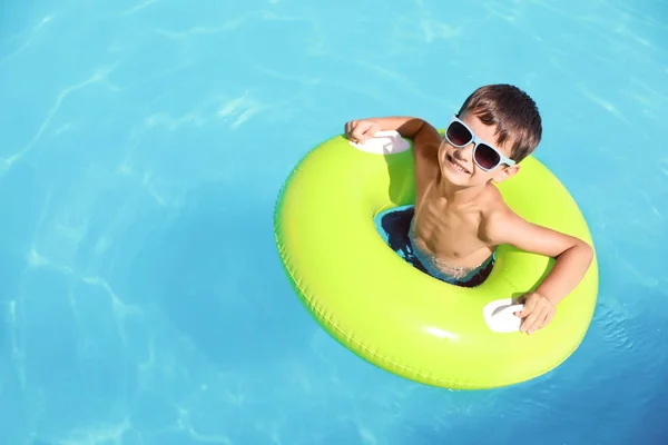 Buon Padre Con Suo Figlio Piscina Resort — Foto Stock