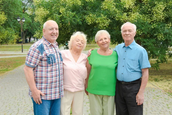 Ouderen Tijd Doorbrengen Samen Park — Stockfoto