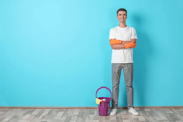 Man Kleur Muur Met Doek Schoonmaken Handschoenen — Stockfoto