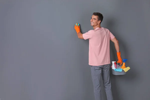 Man Kleur Muur Met Doek Schoonmaken Handschoenen — Stockfoto