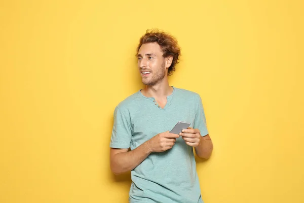 Jeune Homme Avec Téléphone Portable Sur Fond Couleur — Photo