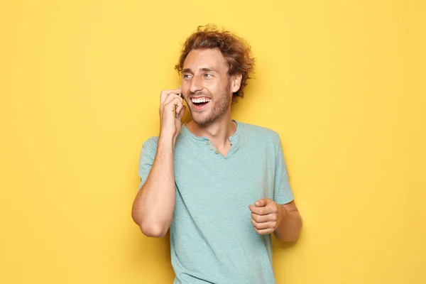 Νεαρός Άνδρας Μιλάει Στο Κινητό Τηλέφωνό Σας Χρώμα Φόντου — Φωτογραφία Αρχείου