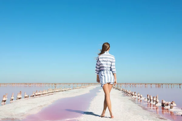Красивая Женщина Позирует Возле Розового Озера Летний День — стоковое фото