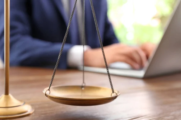 Skalor För Rättvisa Och Suddig Jurist Som Arbetar Med Laptop — Stockfoto