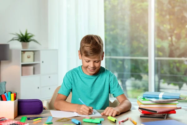 Netter Junge Steckt Schulpapier Rucksack Bei Tisch Drinnen — Stockfoto