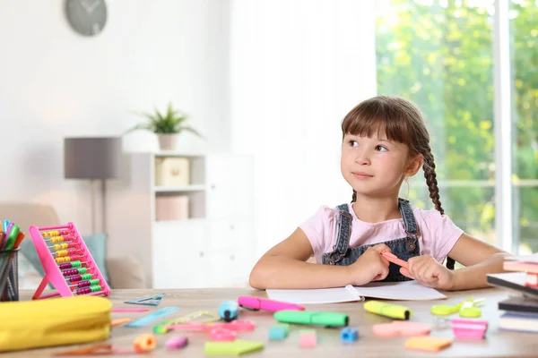 Lindo Chico Poniendo Papelería Escuela Mochila Mesa Interior — Foto de Stock