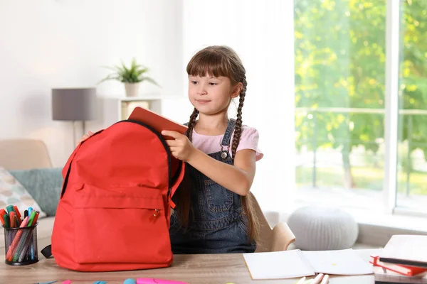 Mignon Garçon Mettre École Papeterie Dans Sac Dos Table Intérieur — Photo