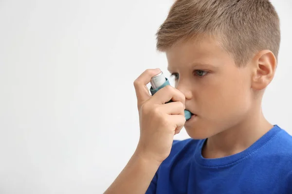 Astım Inhaler Masada Kapalı Olan Küçük Çocuk — Stok fotoğraf