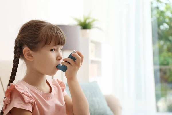 Liten Pojke Med Astmainhalator Vid Bord Inomhus — Stockfoto