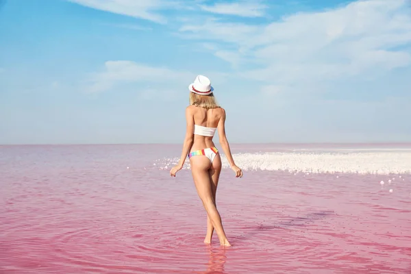 Mooie Vrouw Poseren Roze Lake Zonnige Dag — Stockfoto