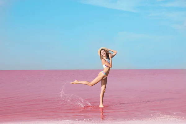 Красивая Женщина Купальнике Стоит Возле Розового Озера Солнечный День — стоковое фото