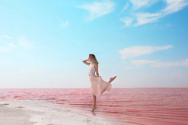 Beautiful Woman Posing Pink Lake Sunny Day — Stock Photo, Image