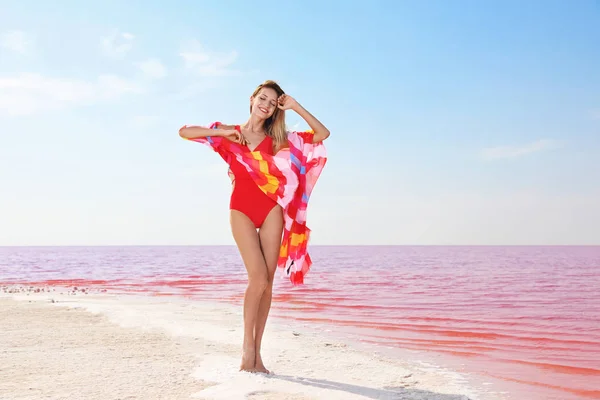 Красива Жінка Купальнику Позує Біля Рожевого Озера Сонячний День — стокове фото