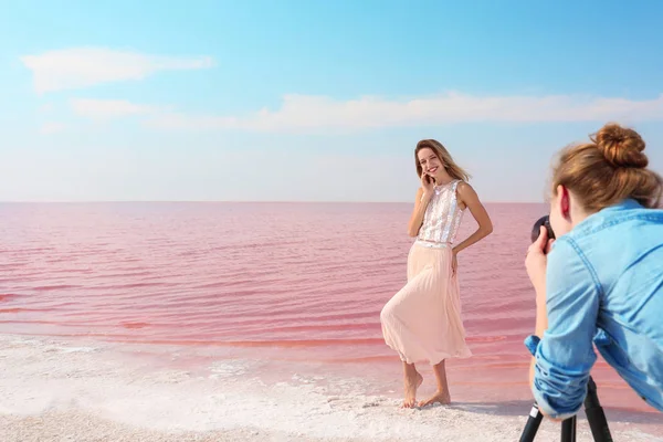 Hermosa Mujer Traje Baño Posando Cerca Del Lago Rosa Día — Foto de Stock