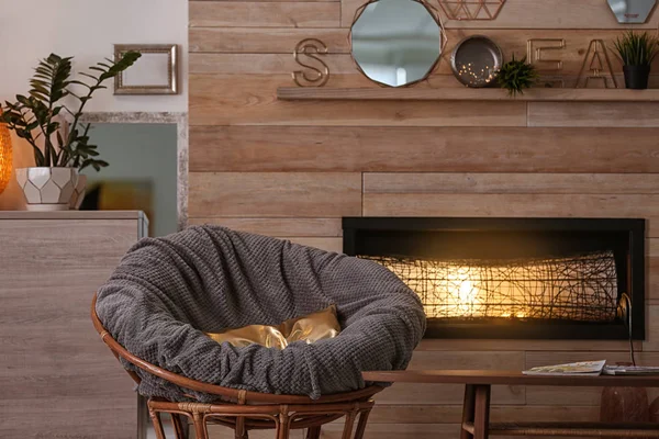 快適な家具と装飾的な暖炉のある居心地の良いリビング ルームのインテリア — ストック写真