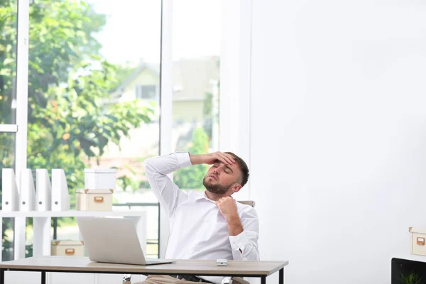 Jeune Homme Souffrant Chaleur Bureau Mauvais Fonctionnement Climatiseur — Photo