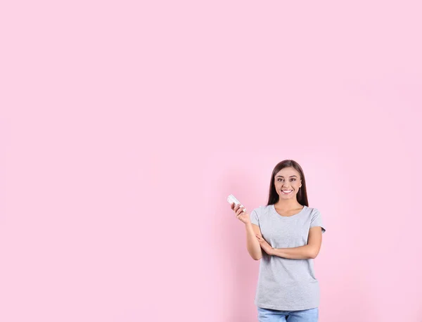 Молодая Женщина Дистанционным Кондиционером Цветном Фоне — стоковое фото