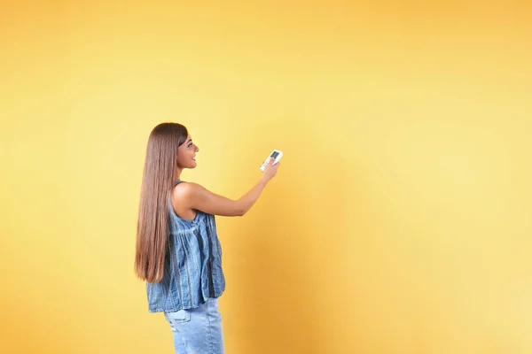 Jeune Femme Avec Climatiseur Télécommande Sur Fond Couleur Copier Texte — Photo