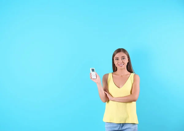 Jeune Femme Avec Climatiseur Télécommande Sur Fond Couleur Copier Texte — Photo